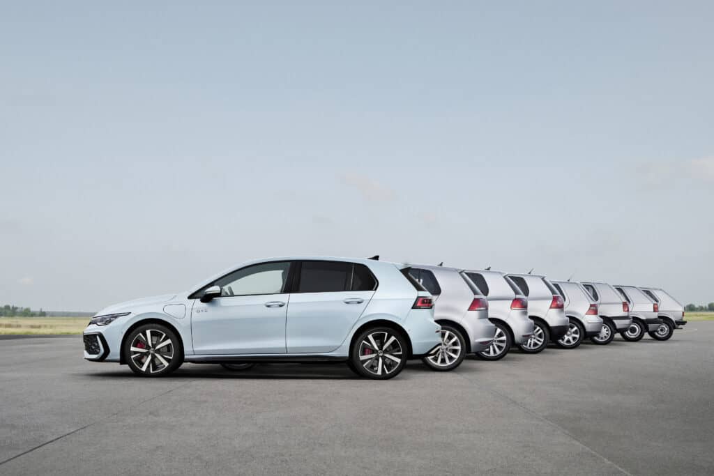 50 ans Volkswagen Golf, évolution Golf - photo de coté - Mondial de l'Auto 2024