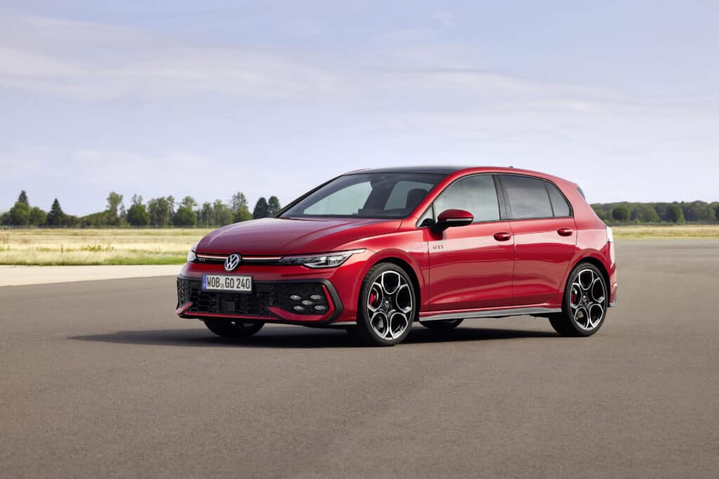 50 ans -Volkswagen Golf, Golf GTI, vue de coté, Mondial de l'Auto 2024