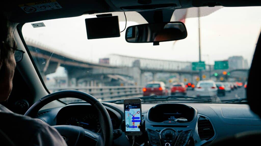 Photo de l'habitacle d'une voiture - trajet long sur autoroute permette de décrasser les FAP - mondial de l'auto 2024