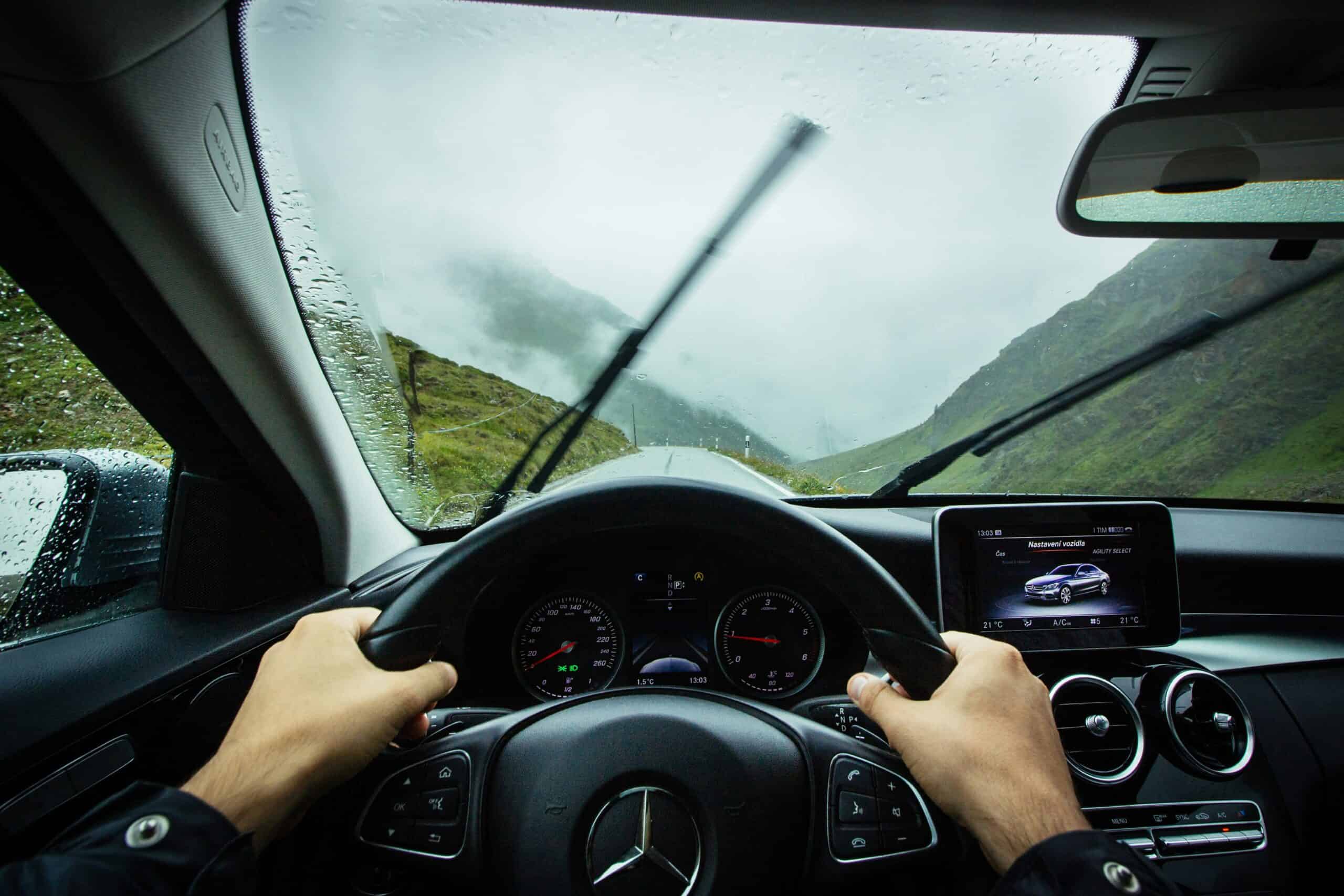 photo d'une personne au volant conduisant sous la pluie - balais essuie-glaces en marche - usure du pare-brise - mondial de l'auto 2024