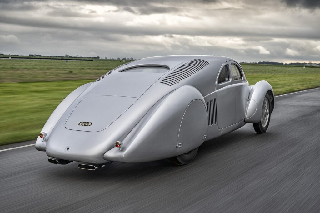 Schnellsportwagen sur circuit, en roulage, vue de dos, silhouette sportive et affinée, Audi Auto Union Type 52, mondial de l'auto 2024