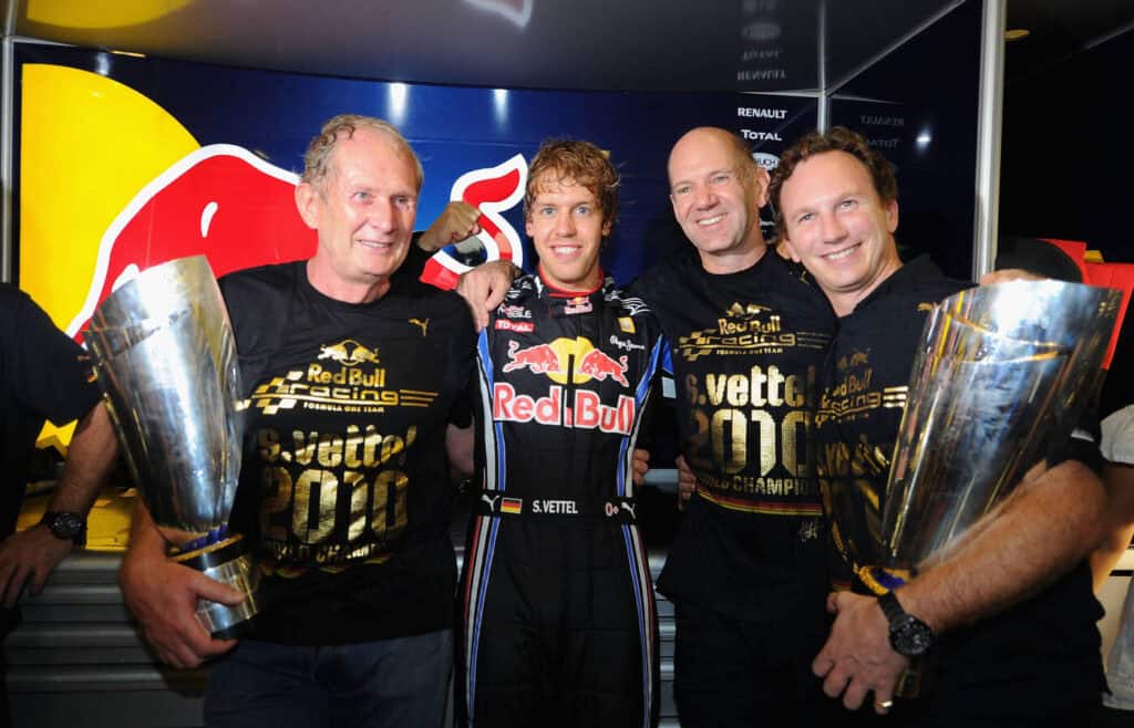 Abu dhabi 2010, photo de Dr Helmut Marko, Sebastian Vettel, Adrian Newey et Christian Horner alors Champions du monde 2010