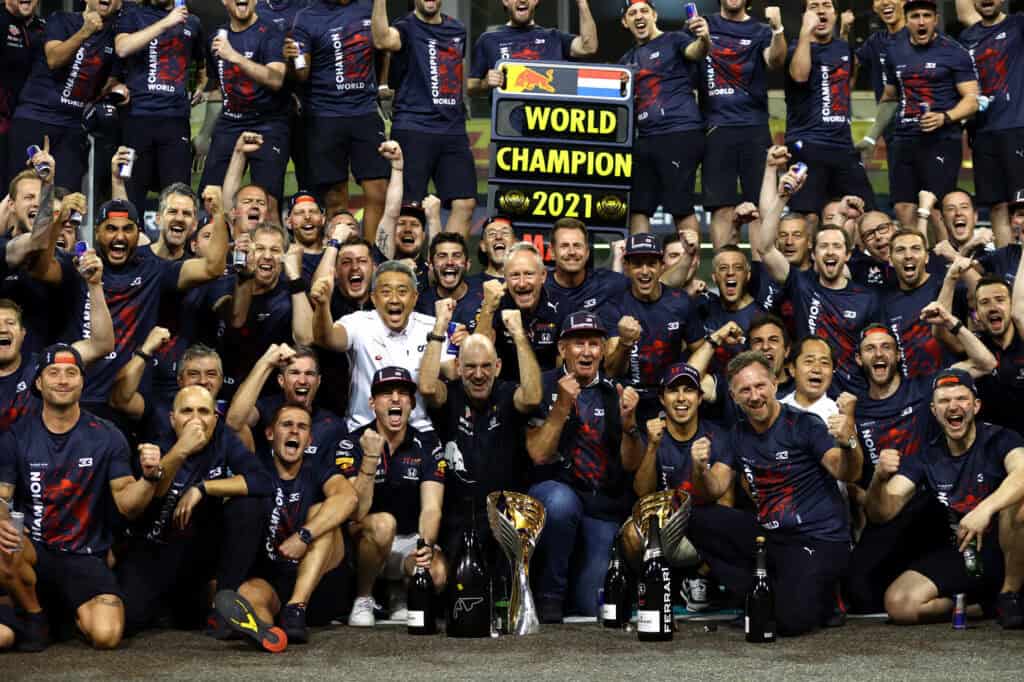 mondial de l'auto, Max Verstappen remporte son premier titre avec Red Bull Racing en 2021, avec Adrian Newey à ses côtés