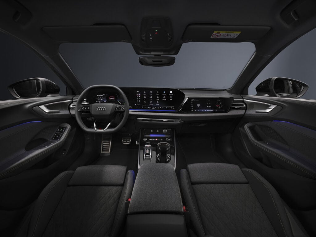 audi A5 (2024), interieur, Nouvel habitacle avec écrans panoramiques OLED incurvés et écran central MMI de 14,5 pouces, mondial de l'auto 2024