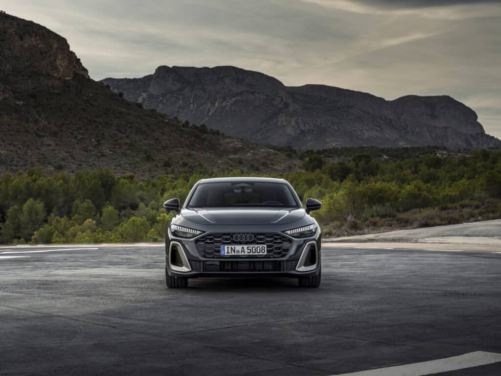 nouvelle audi A5 (2024), design face avant, calandre Singleframe élargie et les optiques affinées confèrent à l'Audi A5 un regard plus aiguisé et plus affirmé, mondial de l'auto 2024