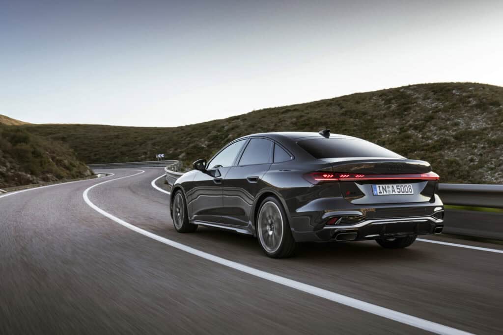 Dynamisme et aérodynamisme, nouvelle audi A5 (2024) sur la route, vue arriere gauche, mondial de l'auto 2024