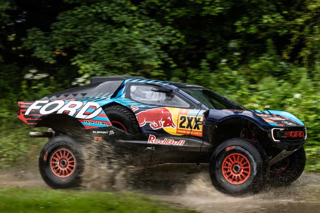 photo de profil du ford raptor t1+, test, roulage rapide tout terrain, rallye raid, Dakar 2025, mondial de l'auto 2024, calandre, capot, course, tout terrain