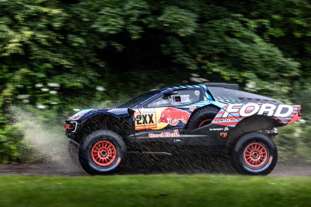 photo de profil du ford raptor T1+ en action, 10 000km de test roulage boue tout terrain, rallye raid, mondial de l'auto 2024, dakar 2025