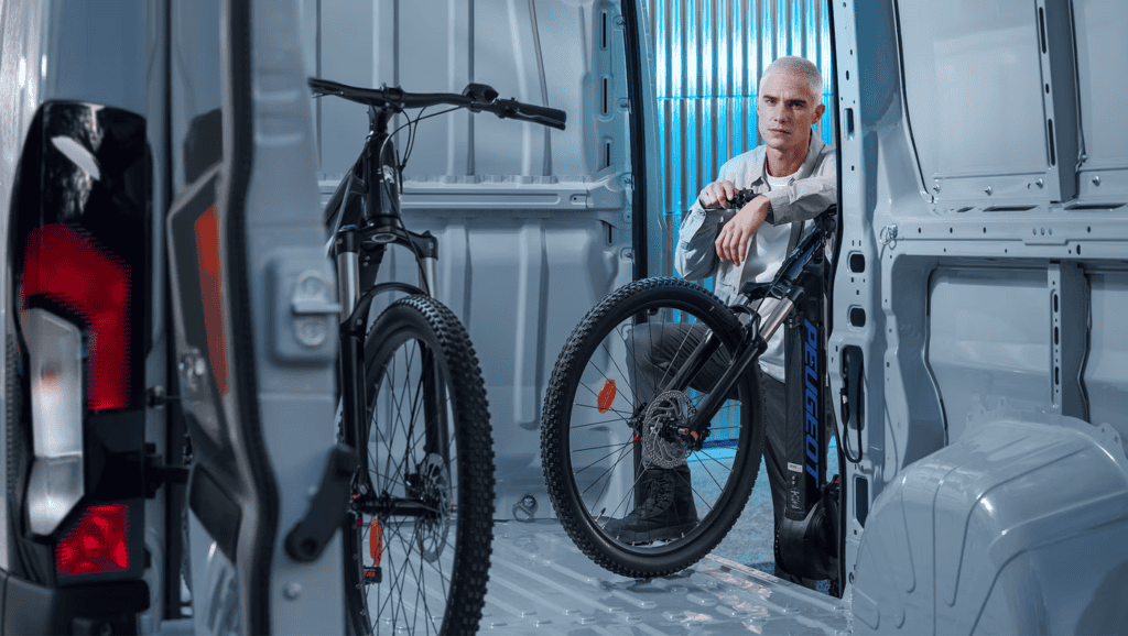 photo intérieur, chargement, un homme et son vélo, à bord du nouveau peugeot boxer, mondial de l'auto 2024