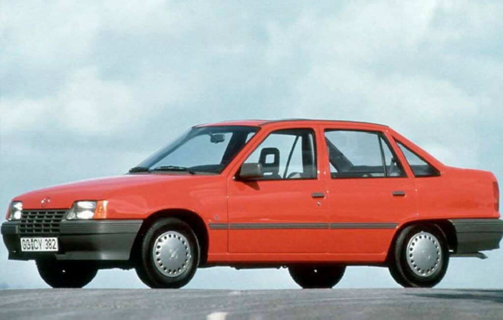 Voiture de l'année 1985, rouge, Opel Kadett, un deuxième essai concluant, mondial de l'auto 2024