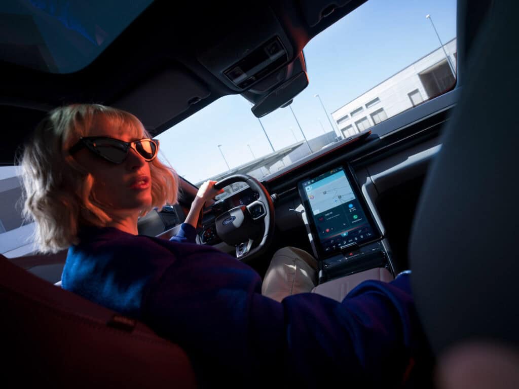 conductrice au volant de la nouvelle ford capri 2024, mondial de l'auto