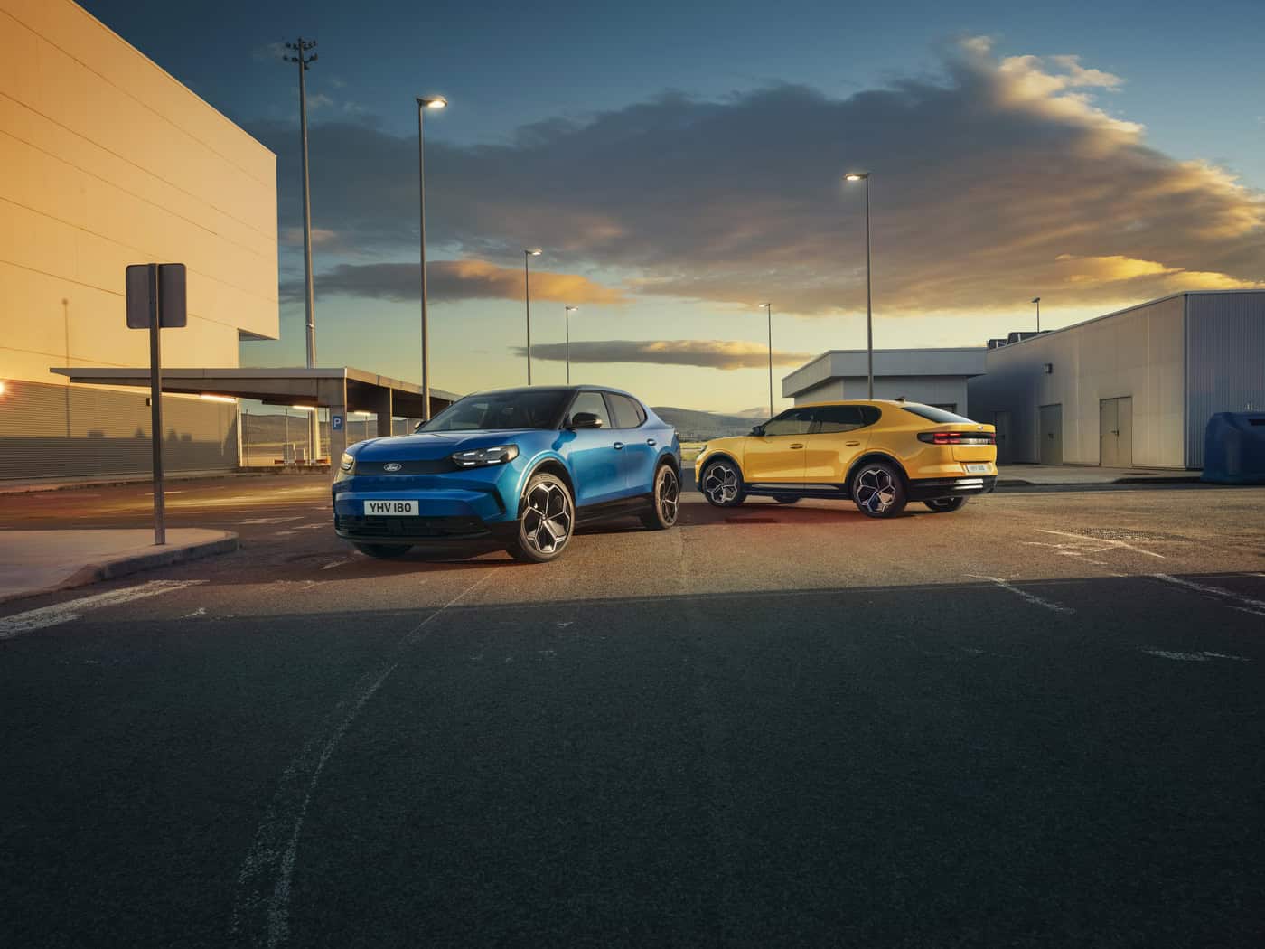 Nouvelle Ford Capri (2024), mondial de l'auto 2024, photo duo statique, bleu et jaune
