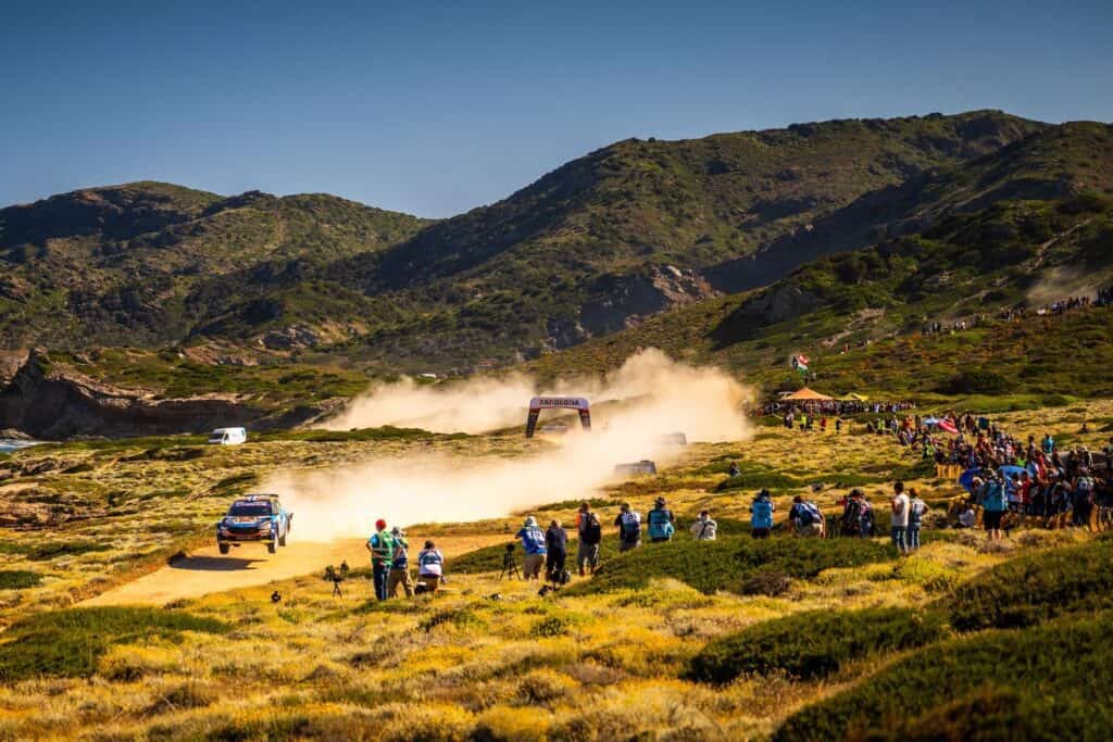 Skoda Fabia RS Rally2, saut, jump, terre, attaque au Rallye de Sardaigne, mondial de l'auto 2024