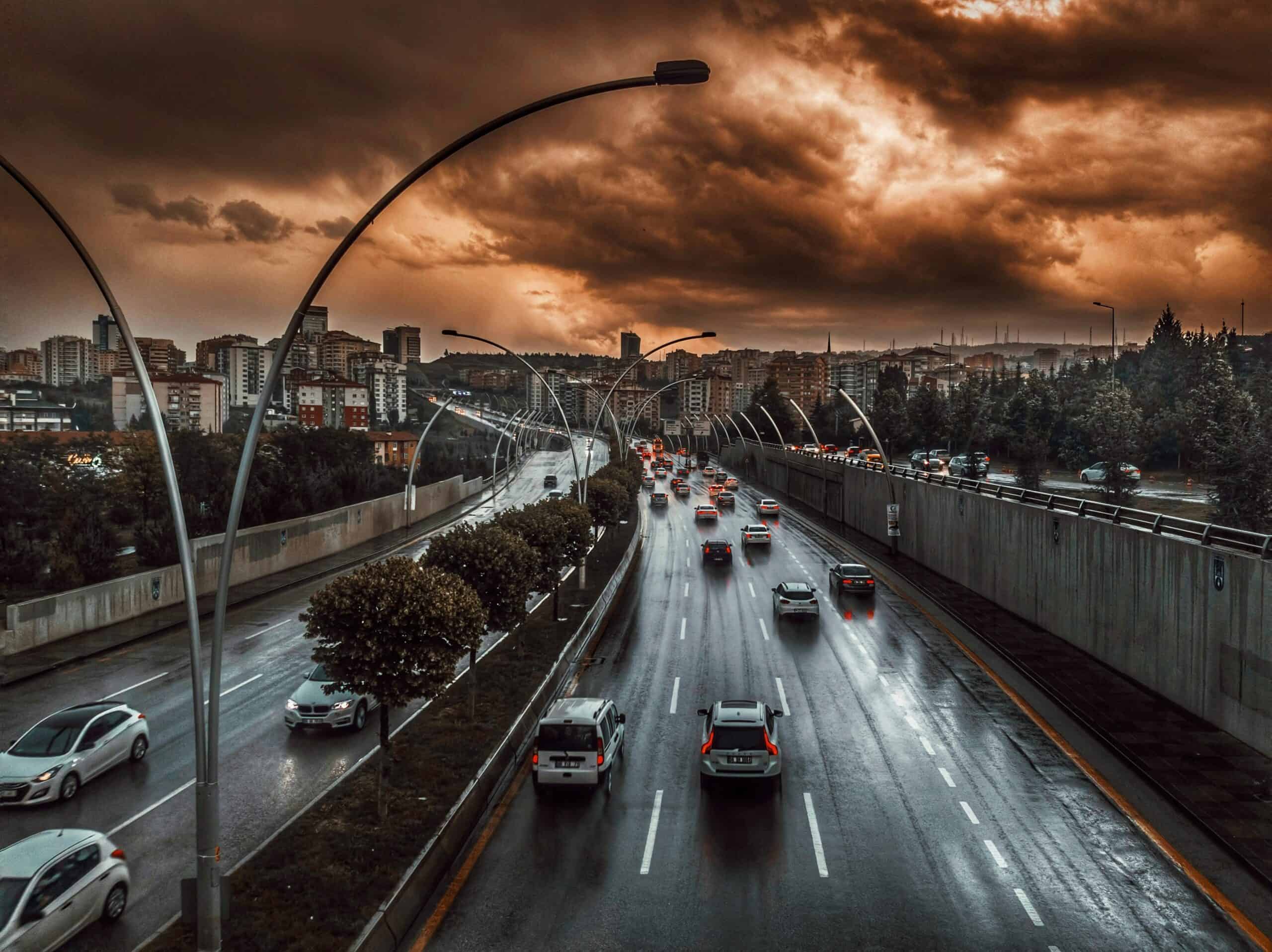 routes avec des voitures pendant un temps d'orage - risque de conduite en cas d'orage - mondial de l'auto 2024