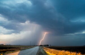 route sous l'orage - conduite sous l'orange - risque conduite orage - mondial de l'auto 2024