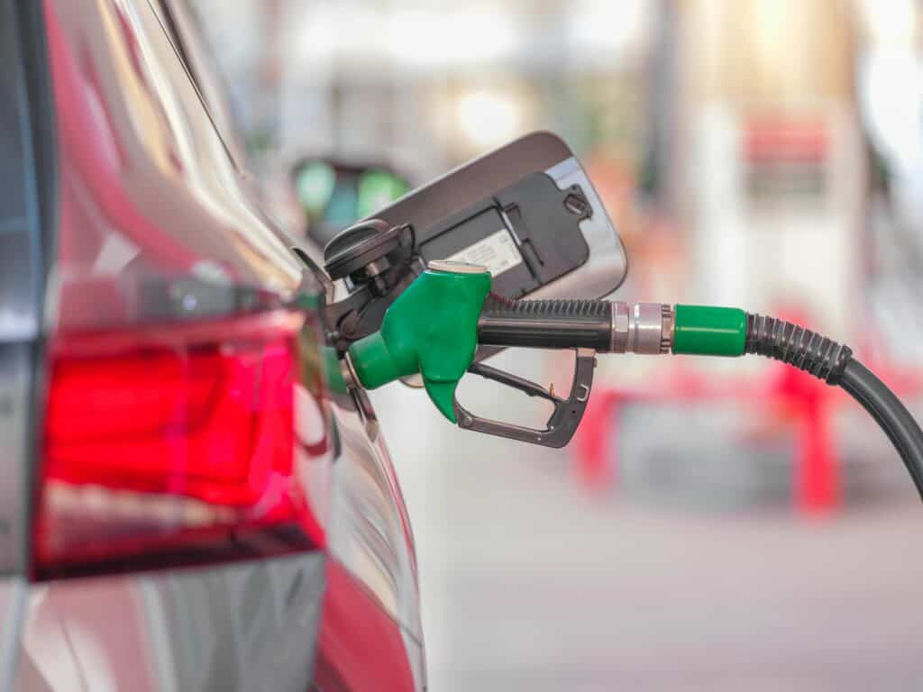 interdiction telephone portable station service - photo d'un pistolet à carburant dans une station service - mondial de l'auto 2024