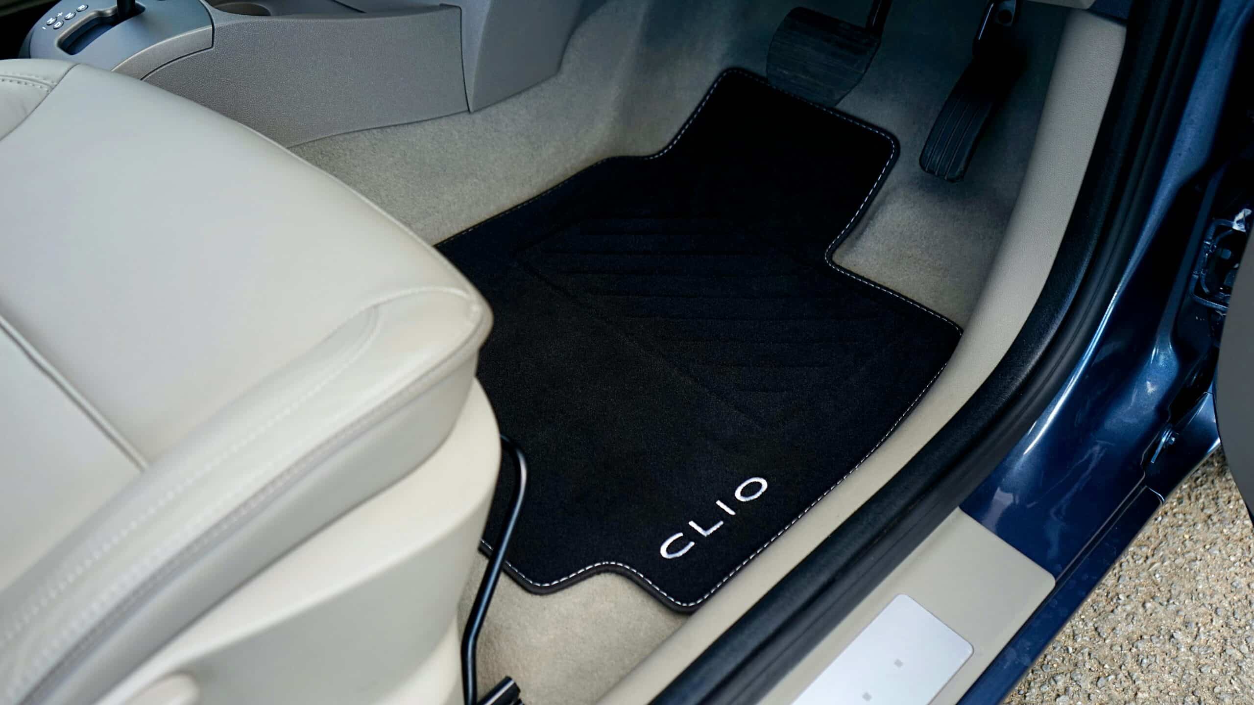 tapis de voiture Renault Clio - entretien des tapis de sol - habitacle d'une voiture renault - tapis de sol sur mesure - mondial de l'auto 2024