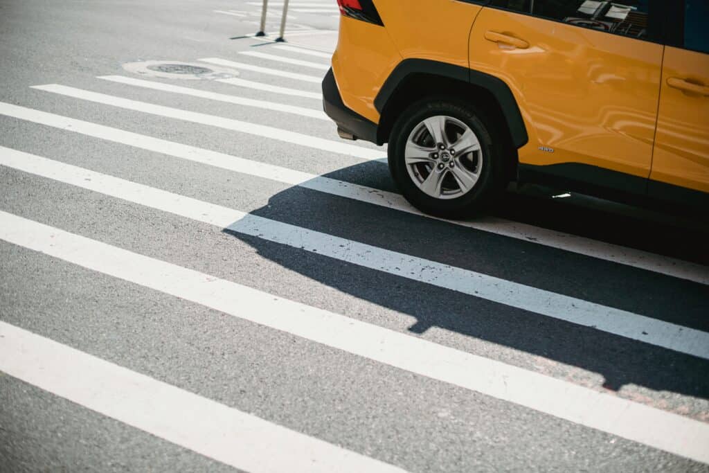 photo d'une voiture sur un passage piéton - mondial de l'auto 2024