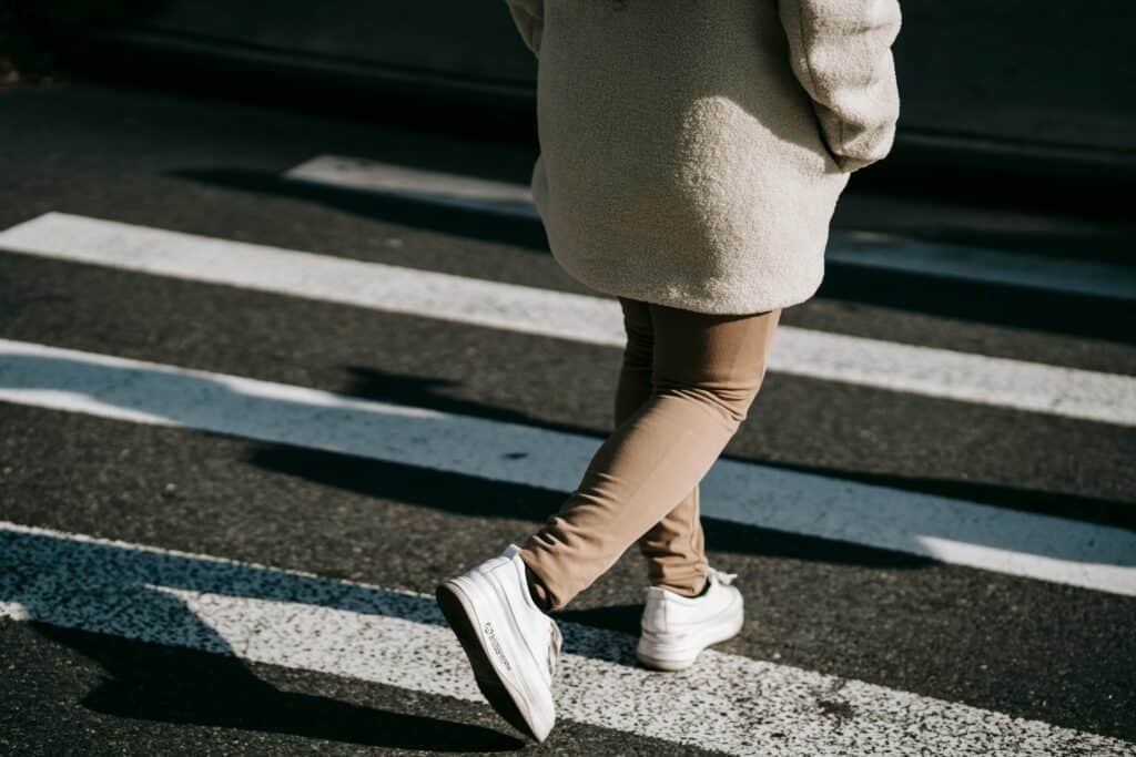 femme entrain de traverser sur un passage piéton - mondial de l'auto 2024