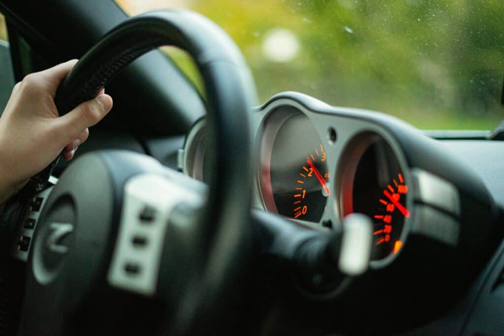 photo personne conduisant une voiture avec la main posées sur le volant - Voyant FAP tableau de bord - mondial de l'auto 2024