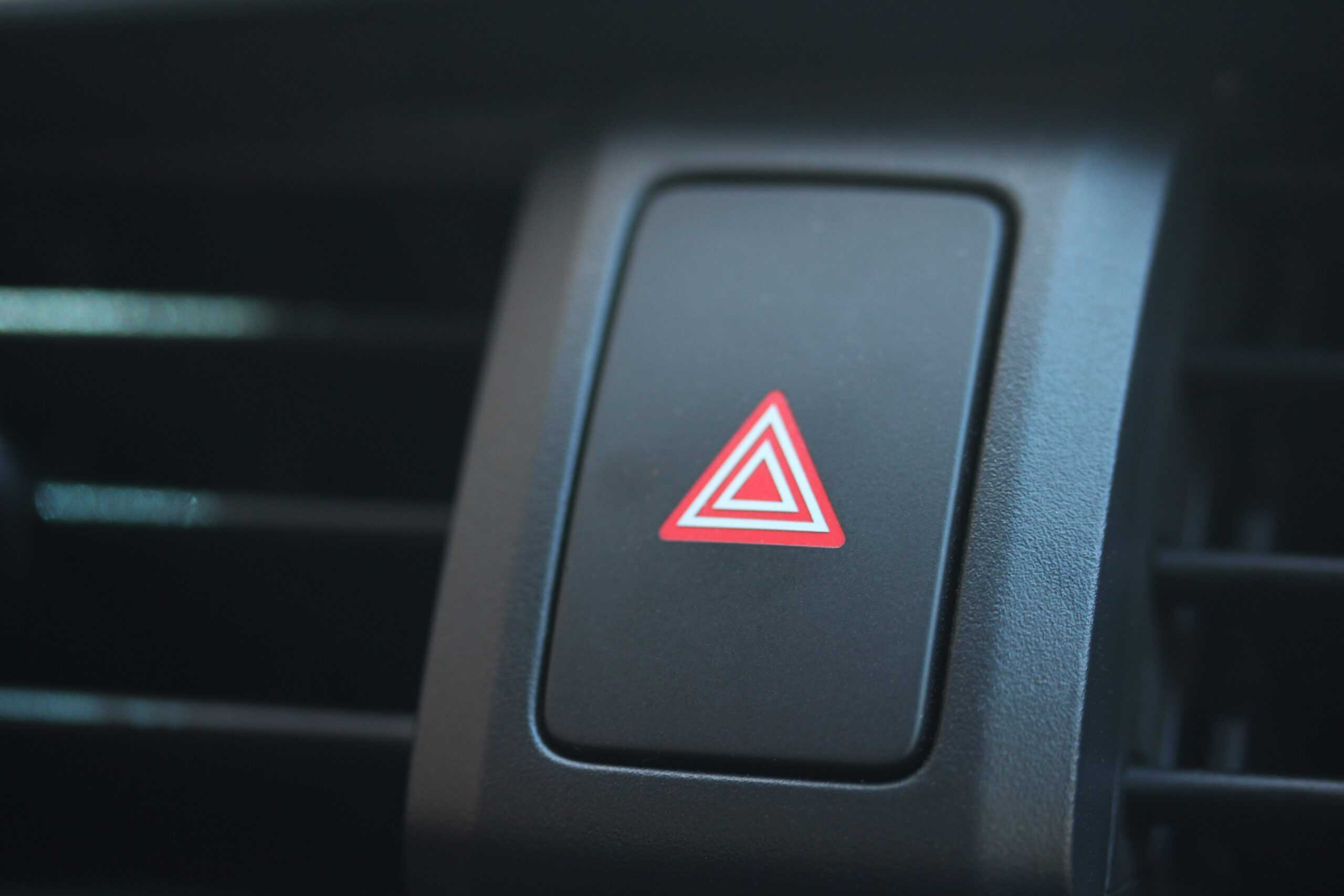 bouton des feux de detresse d'une voiture situé sur la console de bord - mondial de l'auto 2024