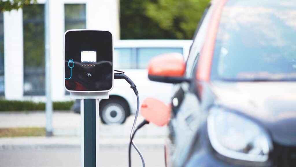 Borne de recharge voiture électrique - copropriété - mondial de l'auto 2024 - photo d'une borne 