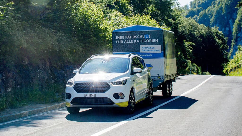 Voiture tractant une remorque - attelage - loi - mondial de l'auto 2024