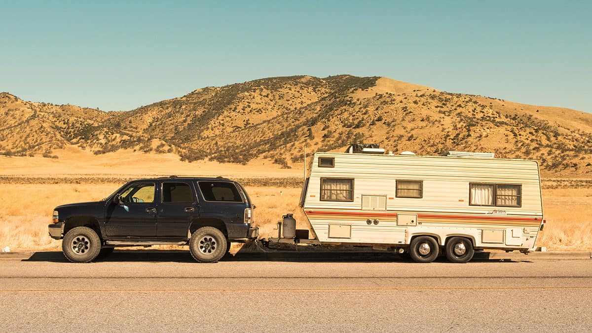 Voiture tractant une caravane - attelage loi - mondial de l'auto 2024