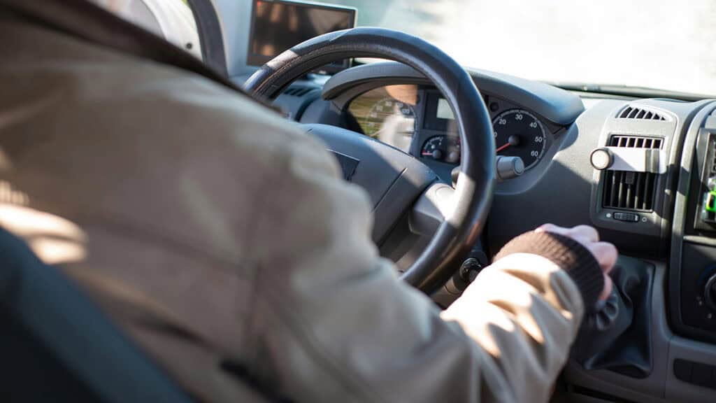 conduire avec la main sur le levier de vitesse -mondial de l'auto 2024