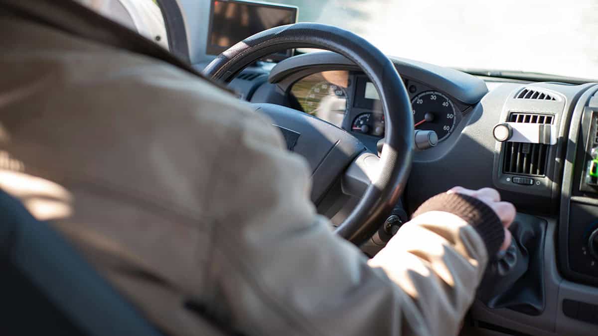 conduire avec la main sur le levier de vitesse -mondial de l'auto 2024