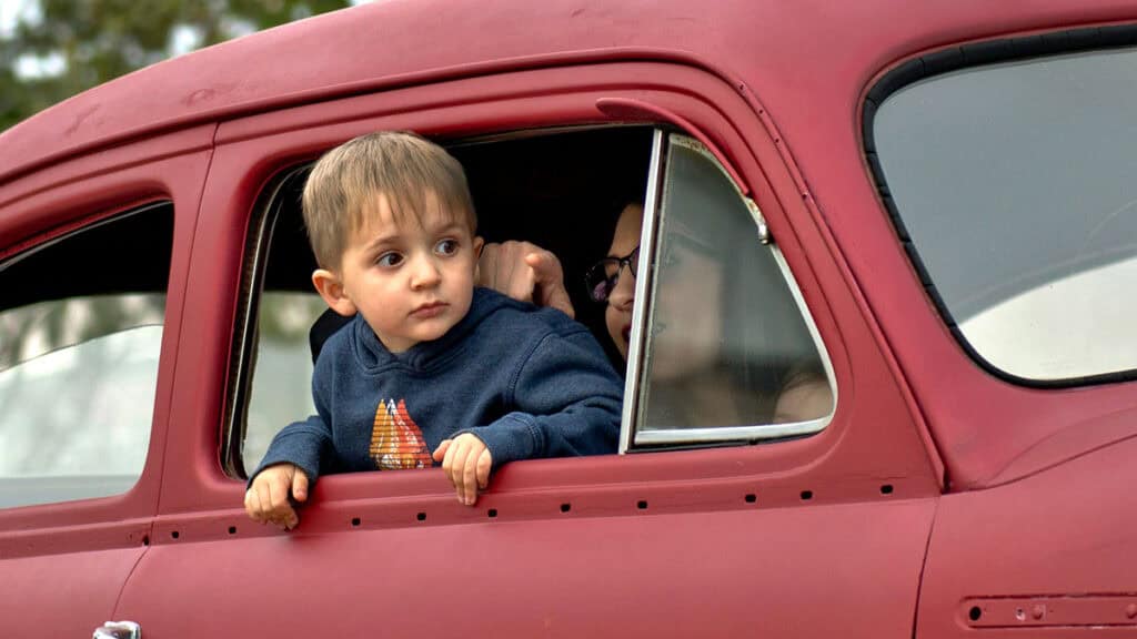 enfant à la fenêtre d'une voiture - siège auto enfant - sécurité routière - mondial de l'auto 2024