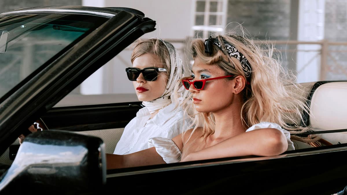 Lunettes de soleil en voiture - photo femmes au volant avec des lunettes de soleil - tout ce qu'il faut savoir - mondial de l'auto 2024