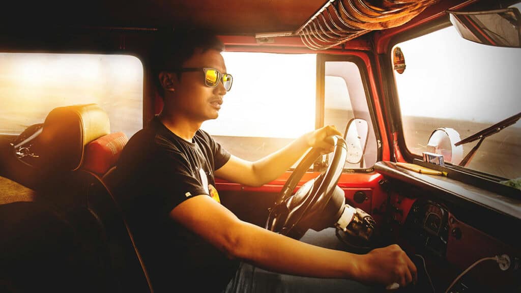 Conducteur avec lunettes de soleil au volant d'une voiture - tout ce qu'il faut savoir sur le port de lunettes de soleil au volant - mondial de l'auto 2024