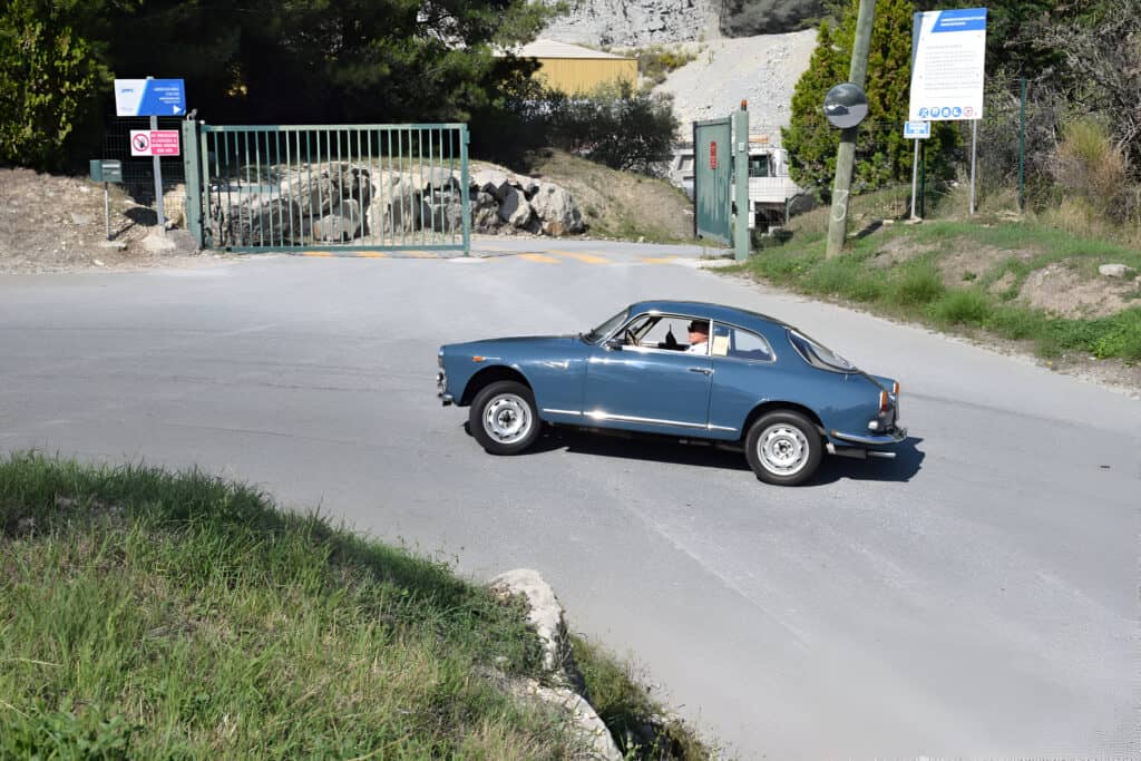 Alfa Romeo, Giulietta Sprint, 70 ans, Laurent Bonnery, homme entrain de conduire sur route, Mondial de l'Auto 2024