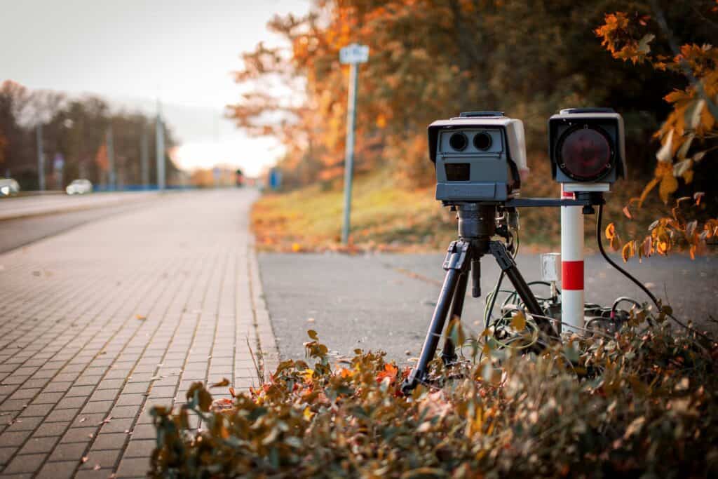 radar anti-freinage sur la route - mondial de l'auto 2024 