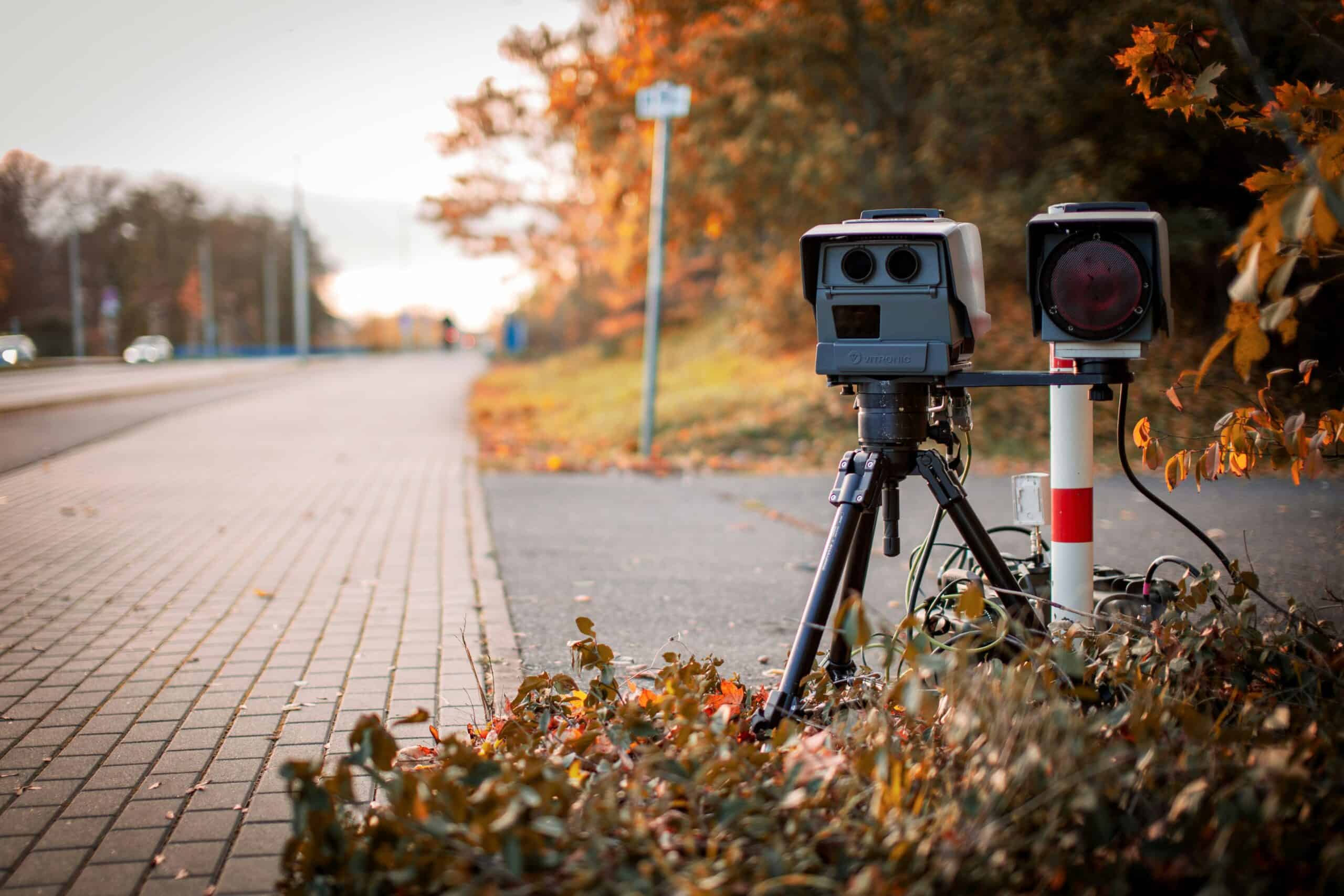 radar anti-freinage sur la route - mondial de l'auto 2024