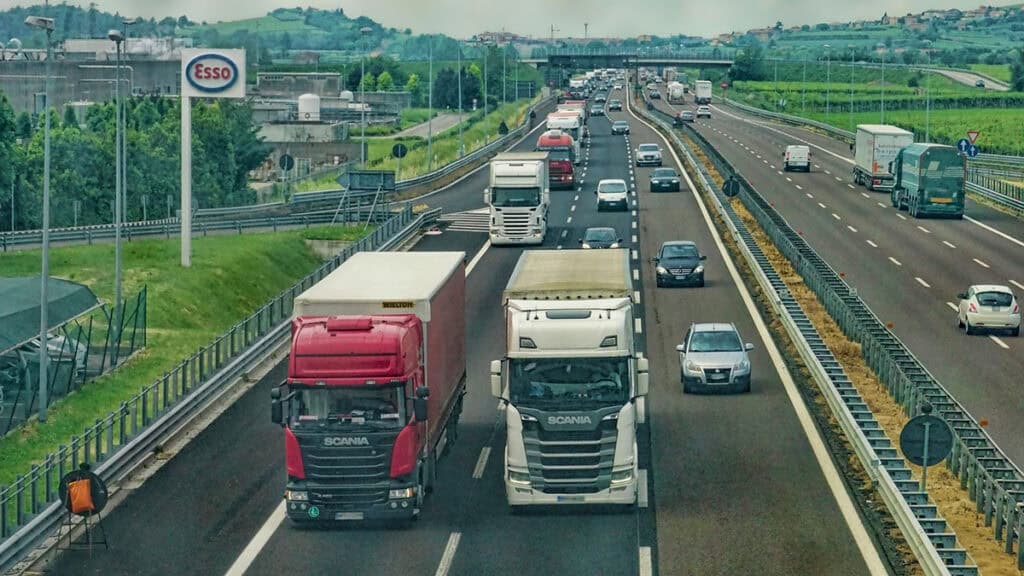 Photos de camions dans la circualtion sur autoroute - péage en flux libre - mondial de l'auto 2026