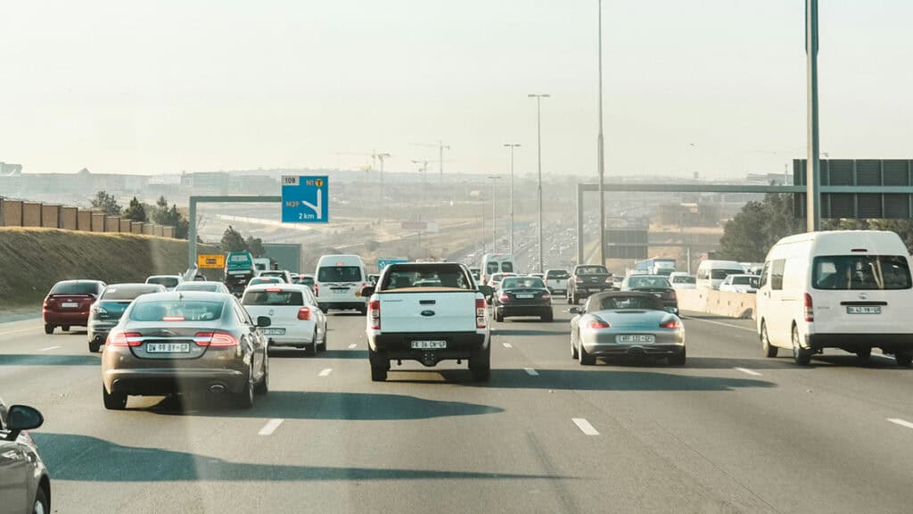 Circulation sur autoroute sans barrière de péage, la route est à flux libre