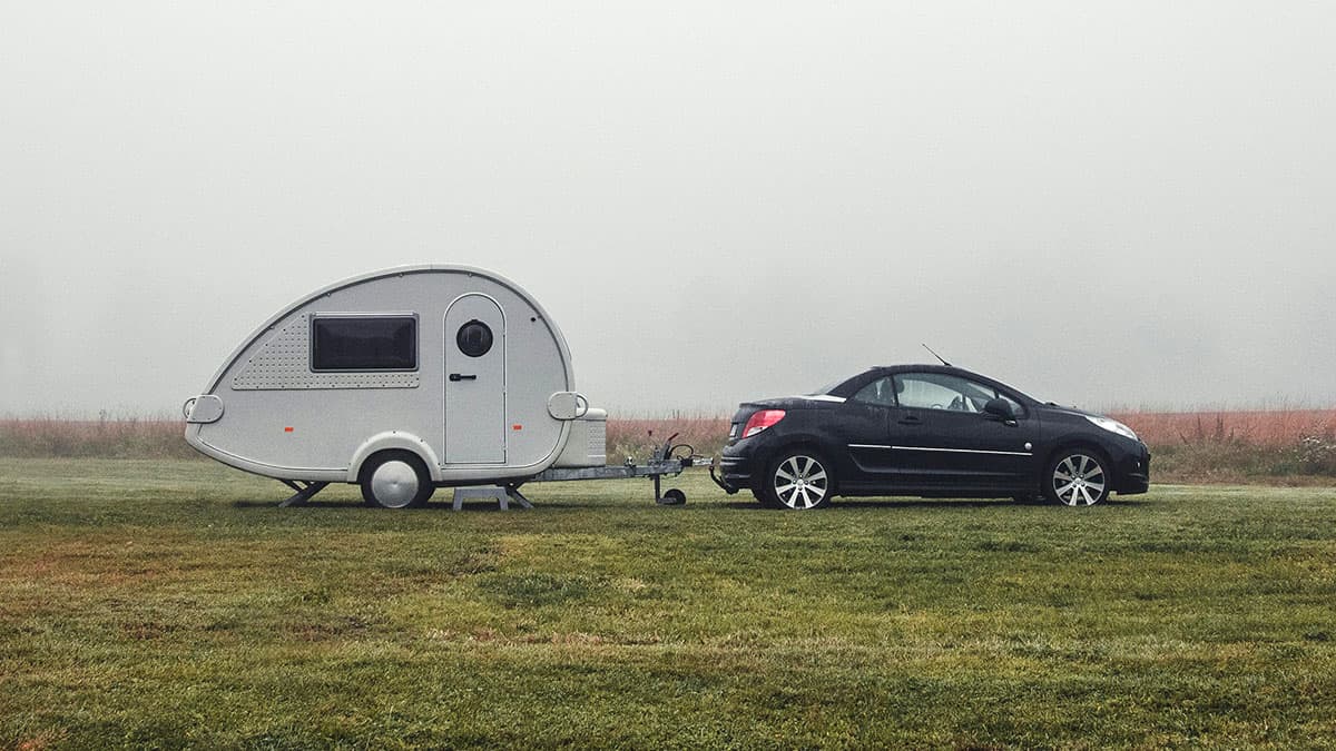 Photo d'une voitcture tractant une petite caravane - mondial de l'auto 2026