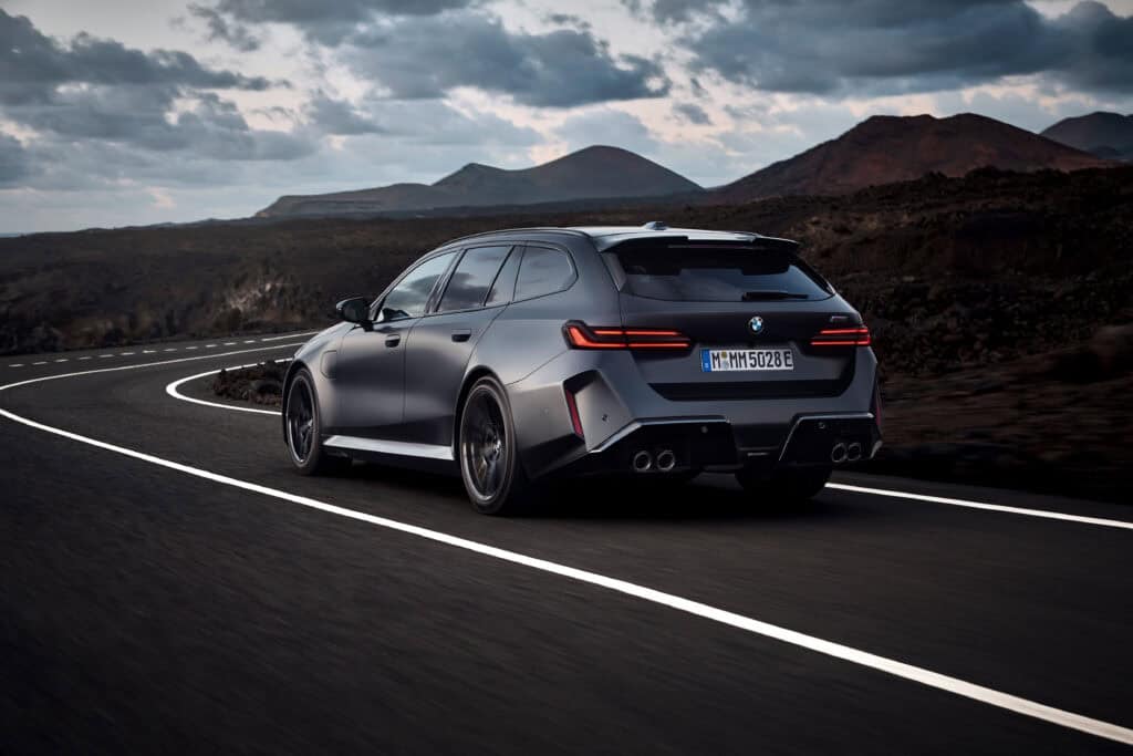 BMW M5 Touring, M5, vue arrière de la voiture, Mondial de l'Auto 2024