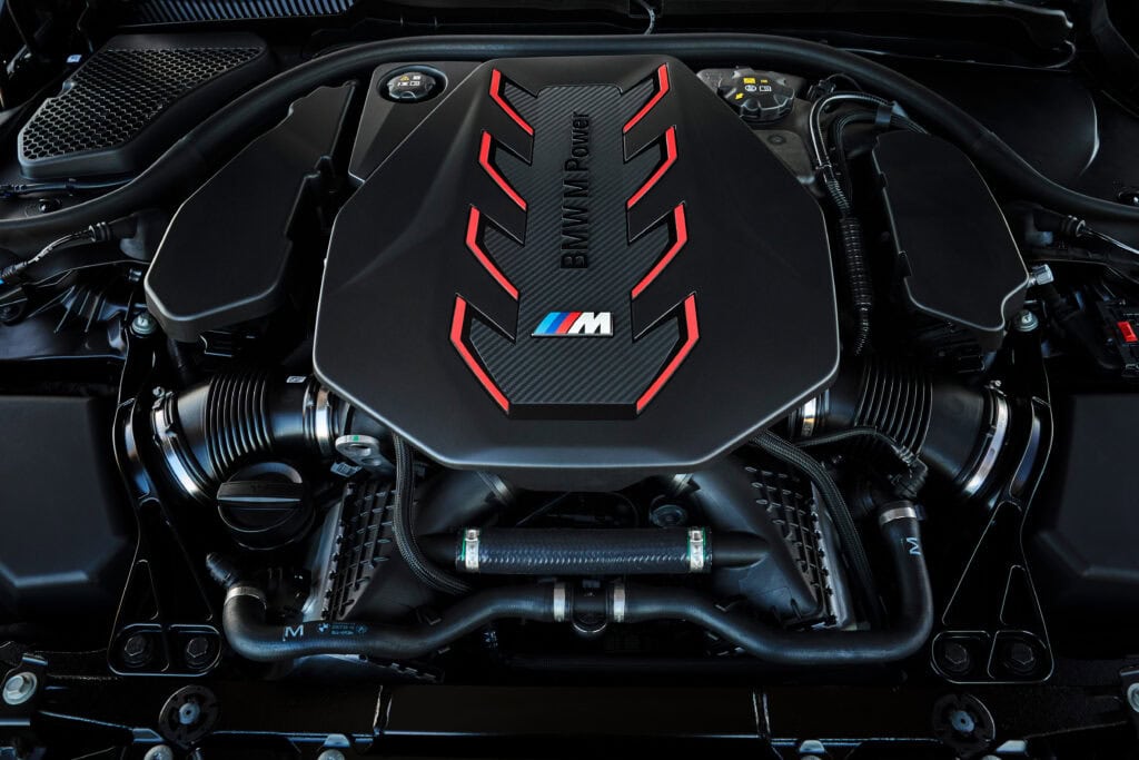 BMW M5 Touring, M5, Mondial de l'Auto 2024 - vue du moteur