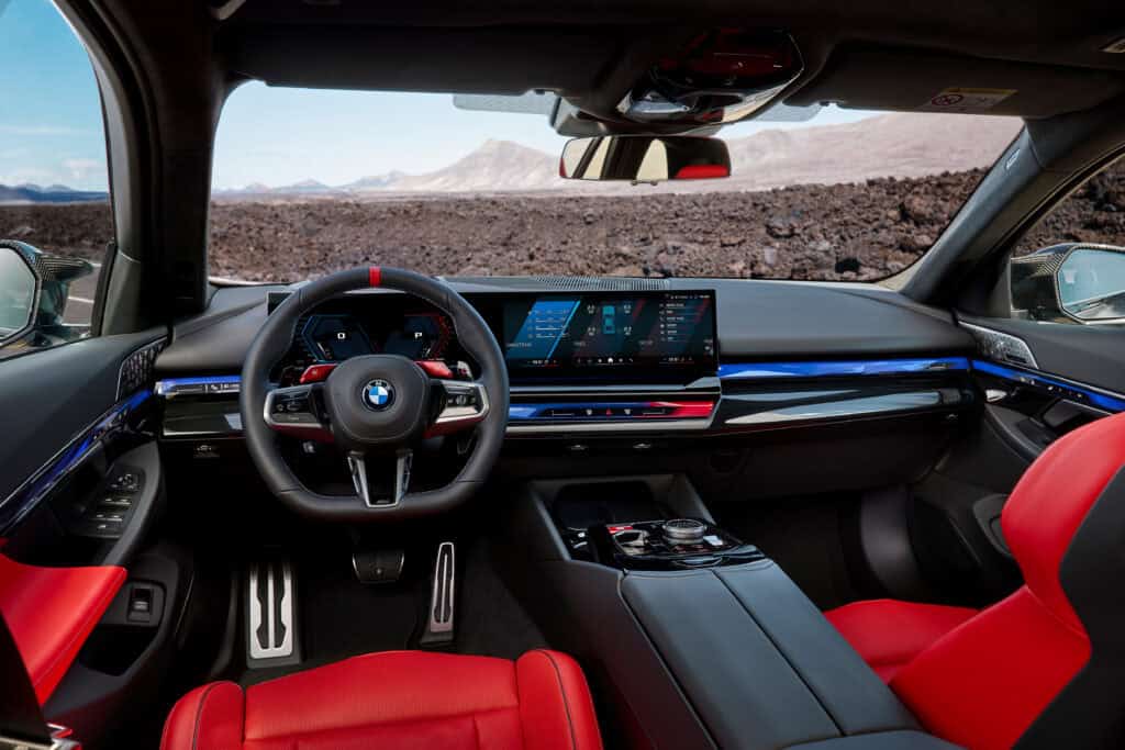 BMW M5 Touring, M5, Mondial de l'Auto 2024 - photo du cockpit