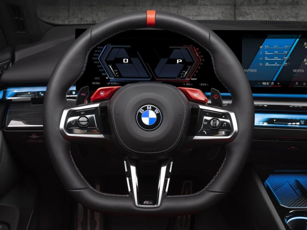 BMW M5 Touring, M5, Mondial de l'Auto 2024 - photo du volant