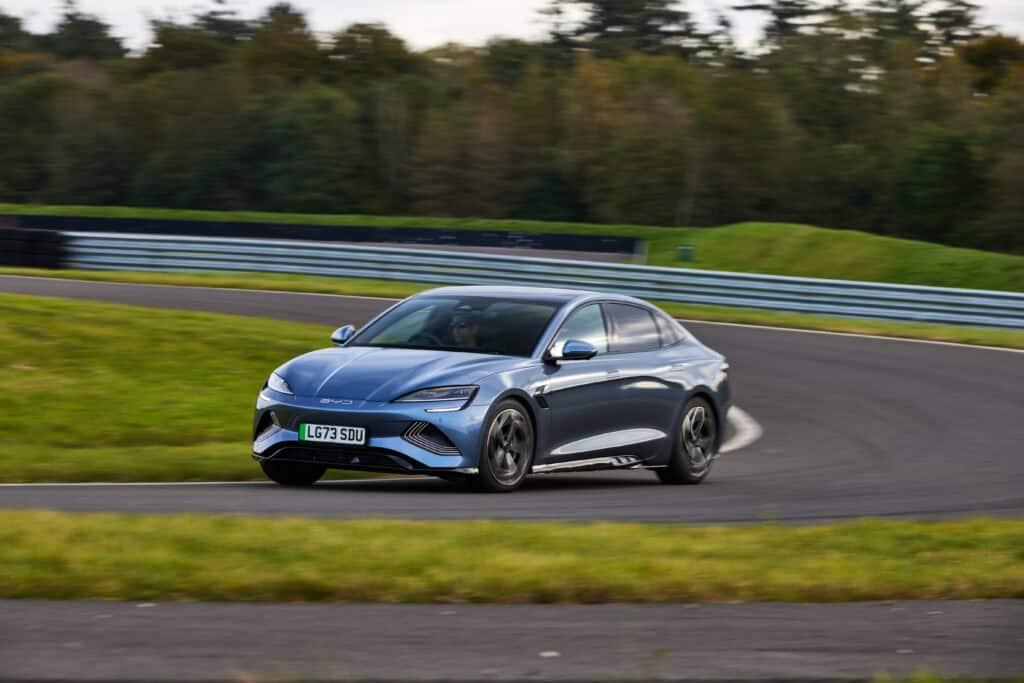 Photo de la BYD SEAL sur route - vue de 3/4 coté - mondial de l'auto 2024