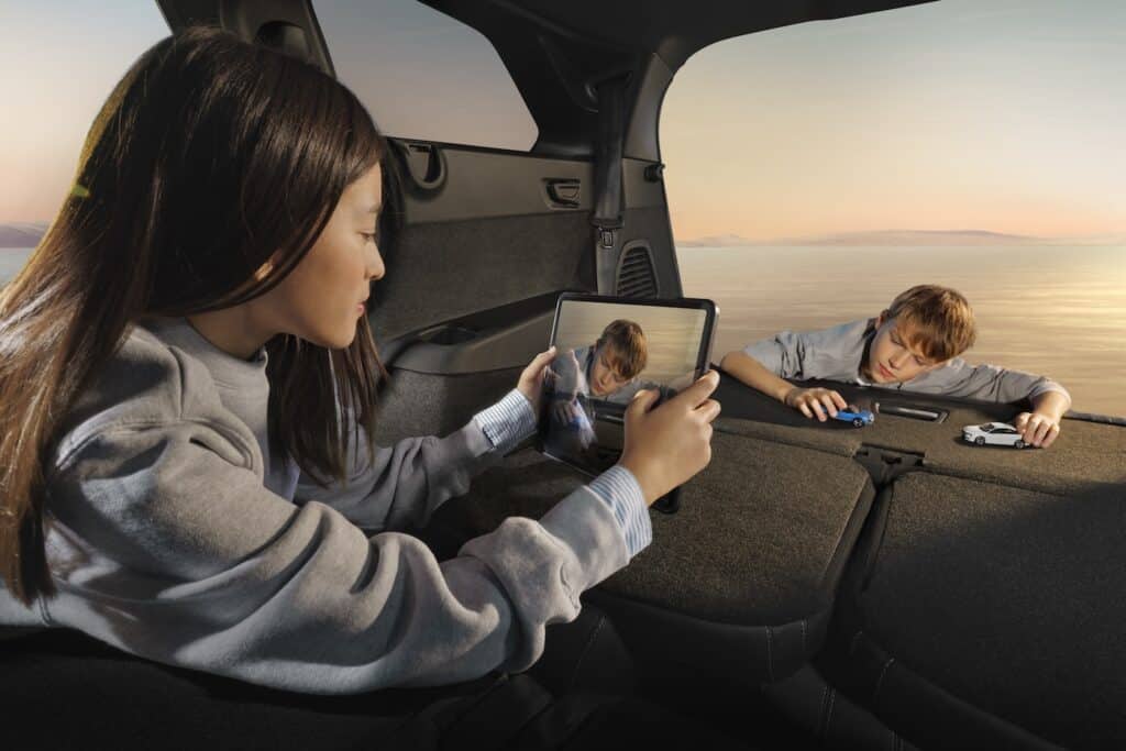 Intérieur vue depuis le regard des enfants Peugeot E-5008 long range - mondial de l'auto 2024