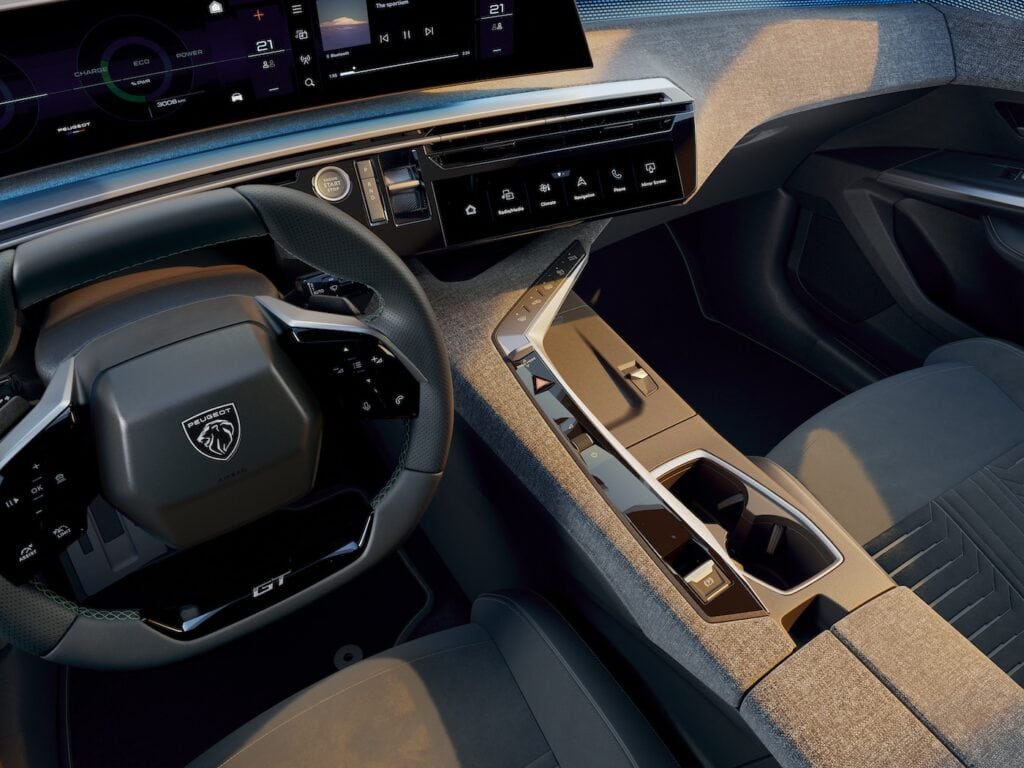 peugeot E-3008 - long range - vue intérieur de la voiture - mondial de l'auto 2024