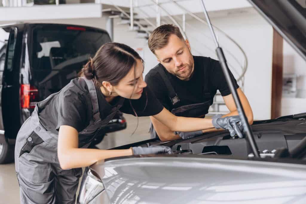 association WAVE - mondial de l'auto 2024 - femme indépendante - mixité sociale - mécanique auto