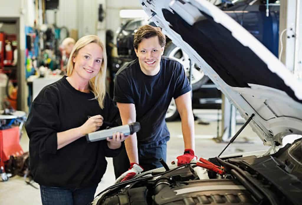 association WAVE - mondial de l'auto 2024 - mixité sociale dans le secteur automobile - femme entrain de travailler sur une voiture au coté d'un homme