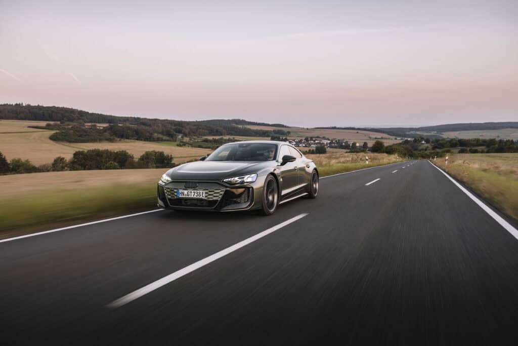 Audi RS e-tron GT performance - photo de face - mondial de l'auto 2024