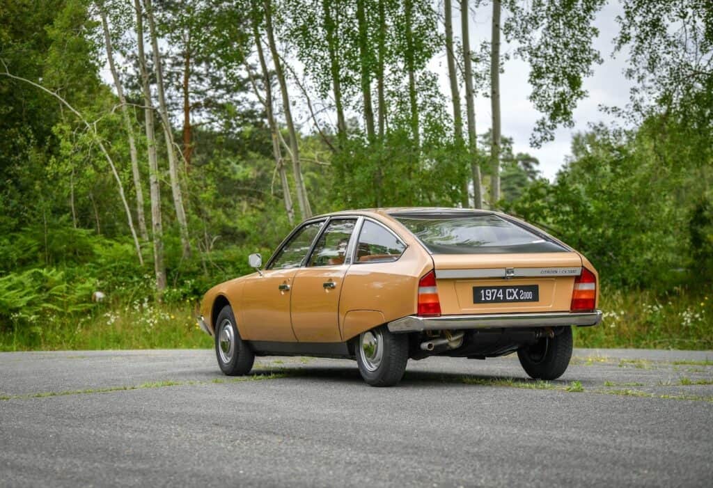 photo de la citroen CX - vue de 3/4 dos - mondial de l'auto 2024